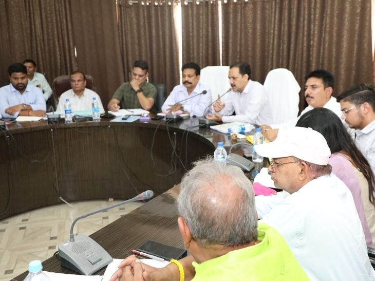 Tehsildar in charge of Khargapur and Baldevgarh suspended